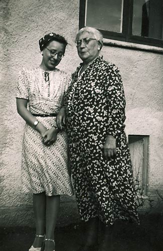 Alice Holtet og Anna Westrup i dennes have i Virum i 1940
