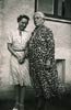 Alice og Moster Anna i dennes have i Virum, 1940