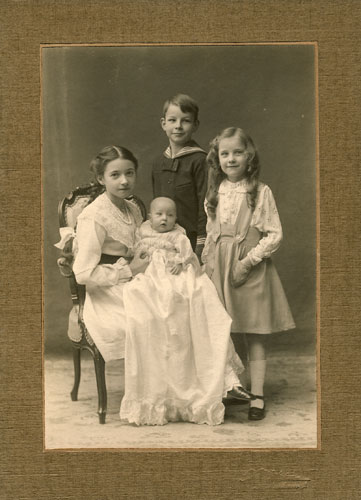 Gudrun med Bitten, Otto og Alice i 1919