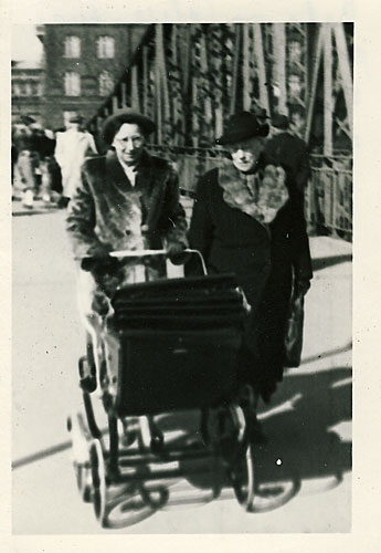 Alice og Astrid på Langelinie 1949 