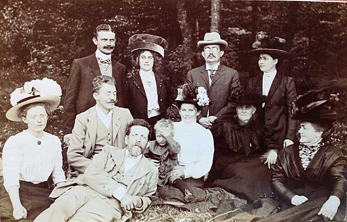 Gruppefoto af familien på skovtiur i 1910