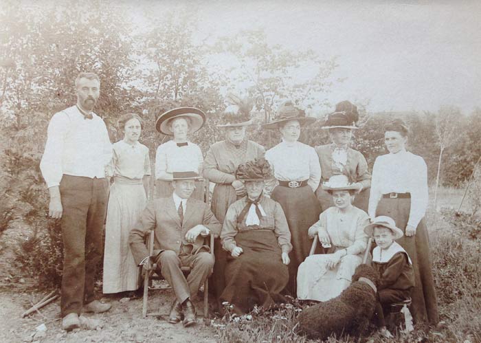Familien samlet på Uhre Bakke hos Onkel Særmark i 1913