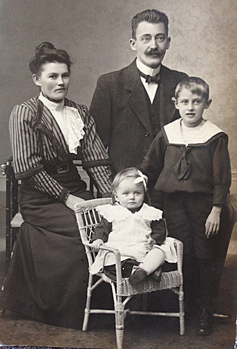 Asmus, Caroline, Annalise og Asmus fotograferet i 1914