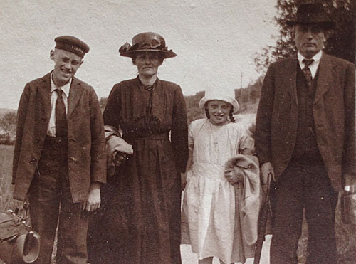 Otto, Caroline med Annalise og Onkel Just ca. 1921
