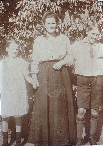 Caroline med Annalise og Otto ca. 1920