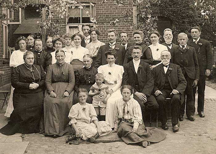 Gruppefoto af familien samlet ved Tages dåb 1911