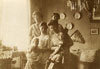 Astrid med sine søstre og børn, måske ved Alices dåb i april 1912