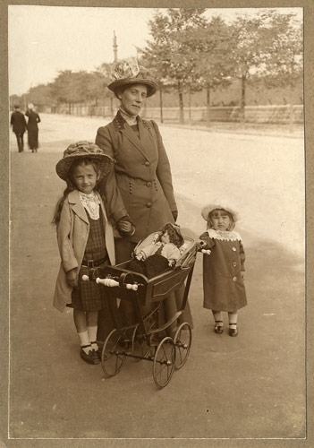 Astrid med Gudrun og Alice på spadseretur på Langelinie