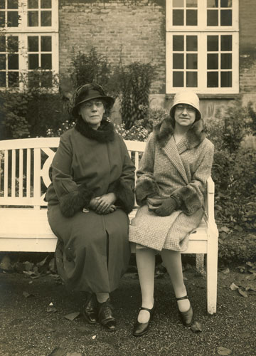 Besa fotograferet i Willemoesgade omkr.1Alice og Astrid i 1927922