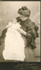 Astrid med Gudrun ved dennes dåb i 1907