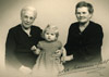 Astrid  med barnebarn Anne-Birgitte og svigers&oslash;n Asmus' mor