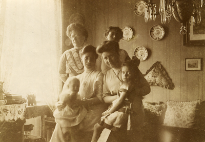 Anna og Johanne bag Astrid med Alice og Yelva med Gudrun, 1912
