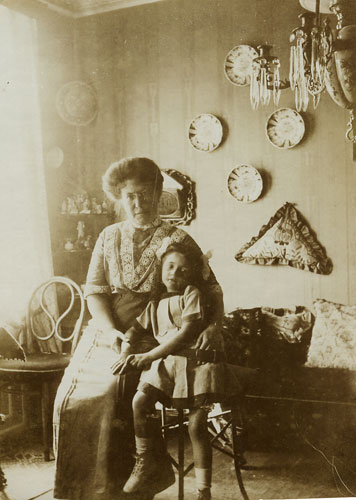 Anna med Gudrun 1912