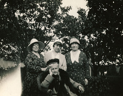 Foto af Astrid, Alice og Yelva, forrest Besa, sommeren 1931