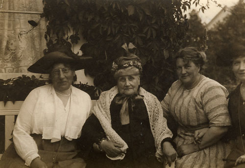 Hos Fru Sønderhausen 1920: Johanne, Besa og Fru Sønderhausen