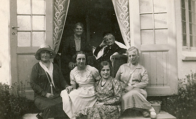 Foto af bl.a. Astrid (th), Alice (2.fra v.), Yelva (tv) og Besa (bagest th), sommeren 1931