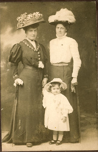Yelva og Rosa med lille Gudrun (ca.3år, dvs. ca. 1910)