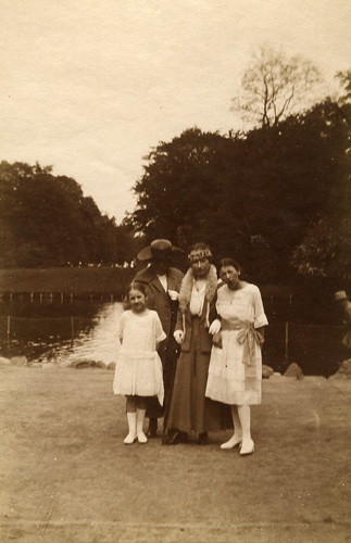 Foto fra Frederiksberg Have: Alice, Johanne, Yelva og Gudrun
