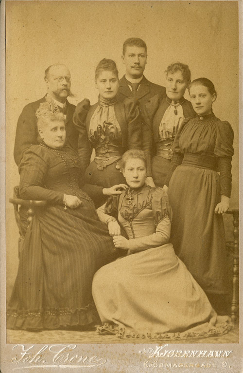 Foto af Mathilde og Otto Ferdinand, Yelva, Aage, Johanne og Astrid, samt forrest Anna