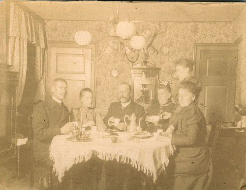 Foto af familien Danielsen i spisestuen i Toldbodgade 11