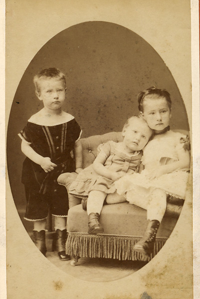 Danielsen-børnene: bagest: Yelva, Aage og Johanne, forrest: Anna og Astrid