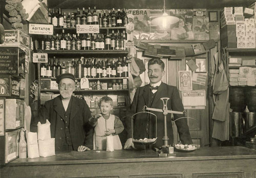 Jesper Thomsen, Severin Asmus Thomsen og Otto Asmus Thomsen i butikken Vesterbrogade 13 i Vejle, ca. 1911