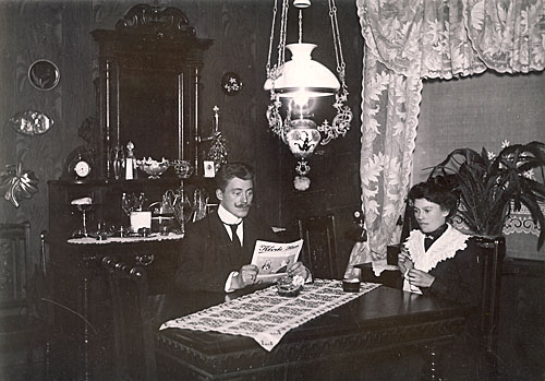 Severin Asmus Thomsen og hustru Caroline i dagligstuen i huset Vesterbrogade 13 i Vejle, ca. 1907