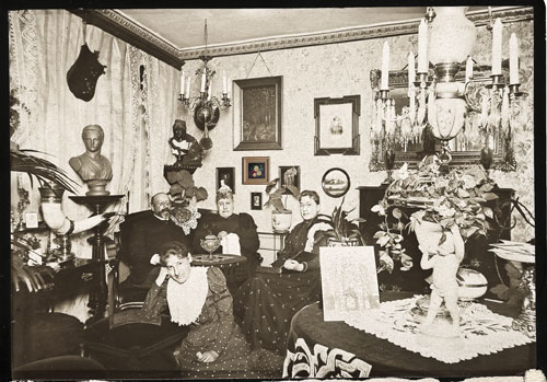 Familien Danielsen i dagligstuen i Toldbodgade 6: Otto Ferdinand, Mathilde, Anna og forrest Johanne