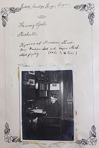 Side 24: Otto ved skrivebordet